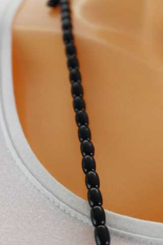 Dámský náhrdelník - umělohmotné korálky na textilní šňůrce