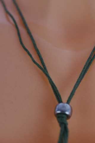 Dámský náhrdelník - krátký korálky na textilní šňůrce