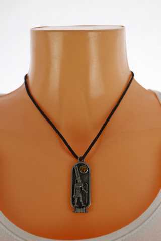 Dámský náhrdelník - textilní šňůrka s kovovým přívěškem