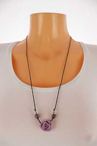 Dámský náhrdelník - textilní šňůrka s růžičkou