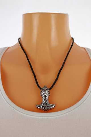 Dámský náhrdelník - umělohmotná šňůrka s kovovým přívěškem