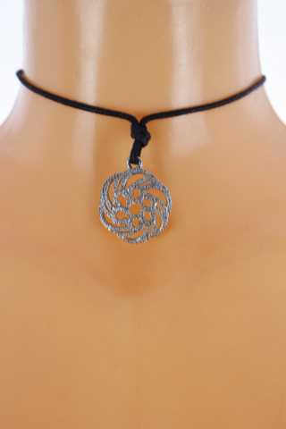 Dámský náhrdelník - stříbrný přívěšek na textilní šňůrce