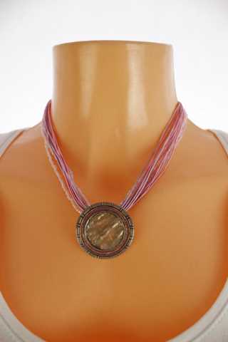 Dámský náhrdelník jemné korálky textilní šňůrky a přívěšek