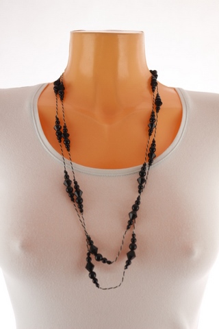 Dámský náhrdelník - korálky spojené textilní šňůrkou