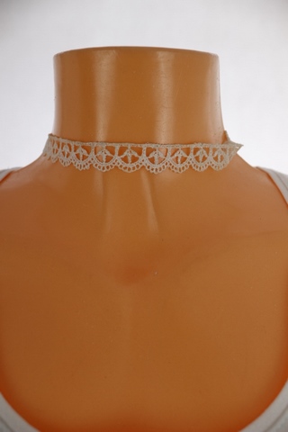 Dámský háčkovaný náhrdelník okolo krku