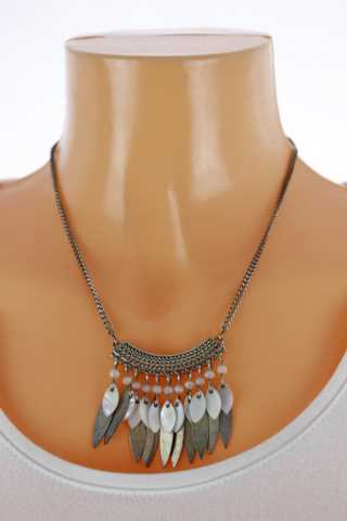 Dámský náhrdelník - řetízek s kovovými a perleťovými přívěšky