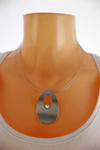 Dámský náhrdelník - kovová struna s přívěškem