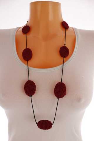 Dámský náhrdelník - na textilní šňůrce obháčkované korálky
