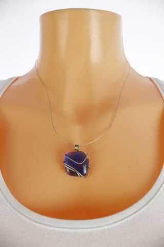 Dámský náhrdelník - umělohmotná struna s přívěškem